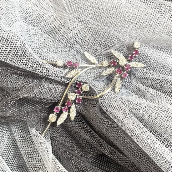 Comprar broche antiguo realizado en oro blanco, con diamantes y rubies. Joyas antiguas y vintage en Barcelona, compro oro y joyas al mejor precio. Ian'Or.