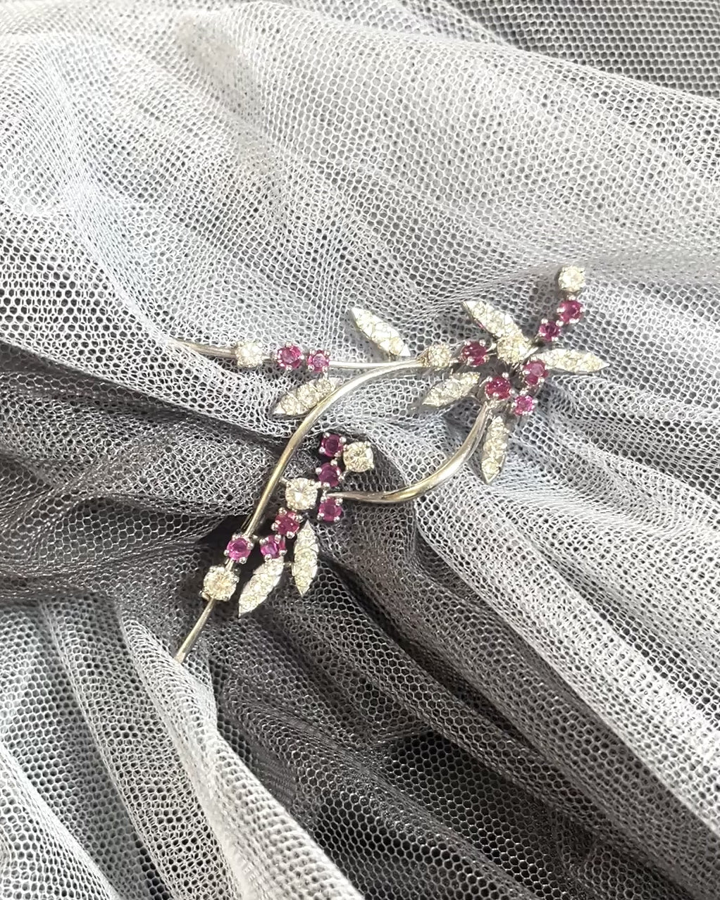 Comprar broche antiguo realizado en oro blanco, con diamantes y rubies. Joyas antiguas y vintage en Barcelona, compro oro y joyas al mejor precio. Ian'Or.