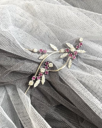 Comprar broche antiguo realizado en oro blanco, con diamantes y rubies. Joyas antiguas y vintage en Barcelona, compro oro y joyas al mejor precio. Ian'Or.