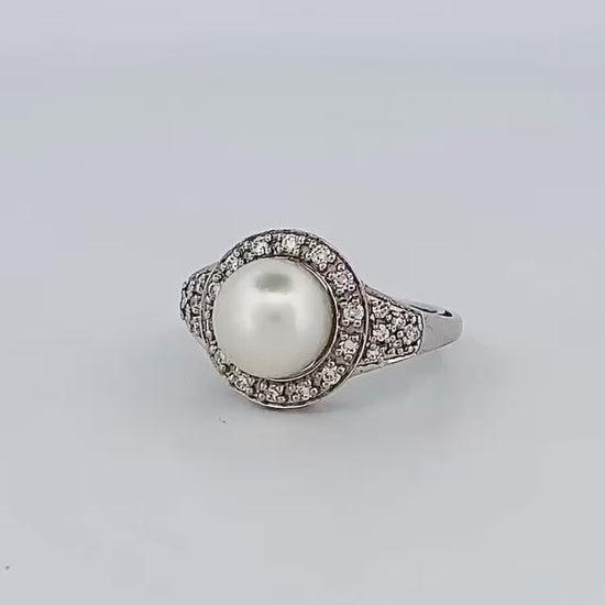 Comprar anillo de oro blanco de 18kt con perla central y rosetón de diamantes alrededor y en los brazos. Venta de joyas con diamantes. Envío GRATIS. Ian'Or.
