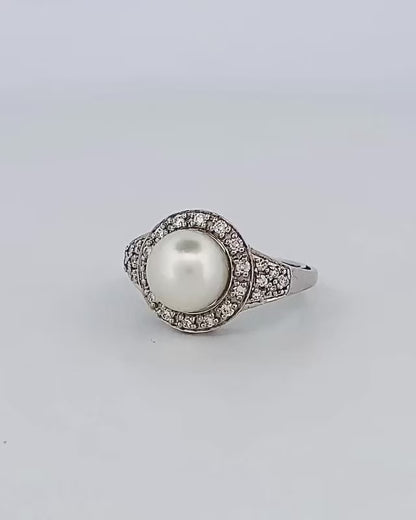 Comprar anillo de oro blanco de 18kt con perla central y rosetón de diamantes alrededor y en los brazos. Venta de joyas con diamantes. Envío GRATIS. Ian'Or.
