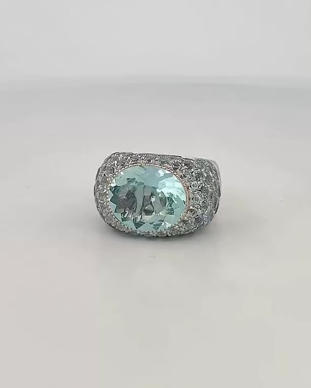 Comprar anillo de la firma Sillam realizado en oro blanco de 18kt con aguamarina central y talla brillante alrededor y en los brazos del anillo. Envío GRATIS.

