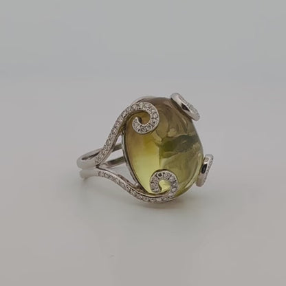 Comprar anillo realizado en oro blanco de 18kt con cuarzo ahumado y brazos con diamantes talla brillante que sostienen la piedra. Joyería Ian'Or. Envío gratis.