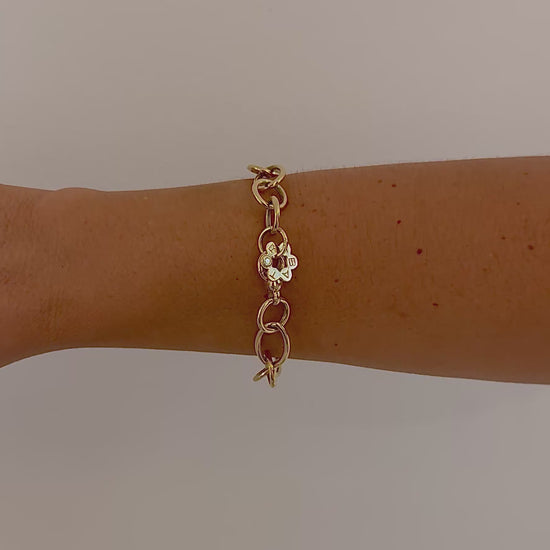Pulsera original de la firma RABAT realizada de oro amarillo de 18kt y eslabones con forma circular de diferentes medidas intercaladas y flor con detalle de bri…


