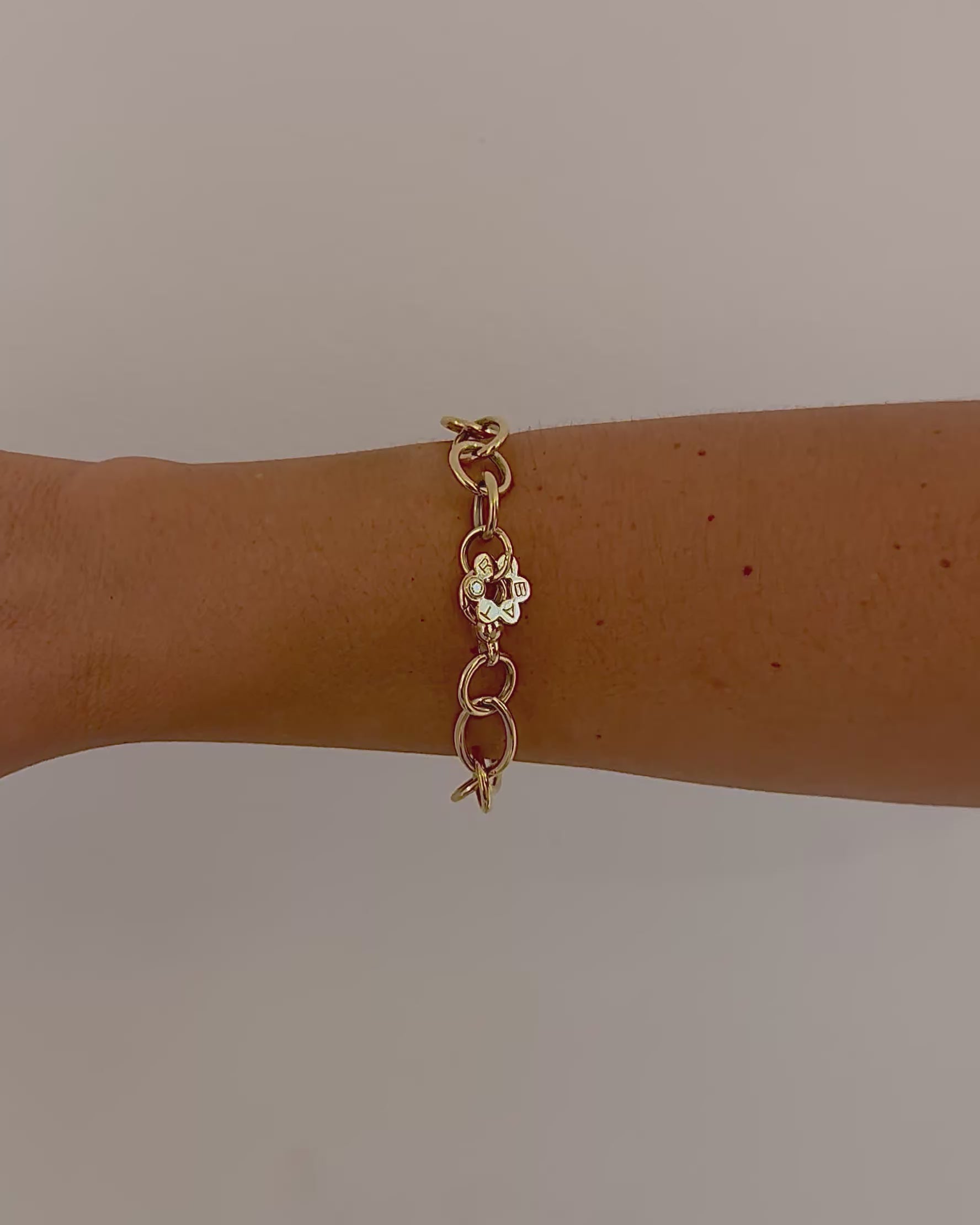Pulsera original de la firma RABAT realizada de oro amarillo de 18kt y eslabones con forma circular de diferentes medidas intercaladas y flor con detalle de bri…

