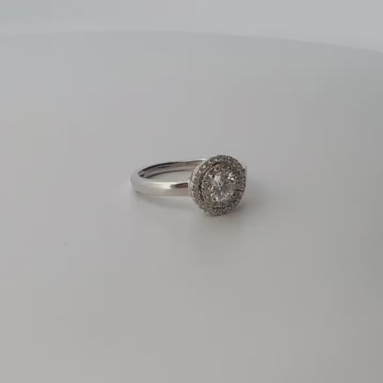 Comprar sortija en oro blanco de 18kt con rosetón de diamantes alrededor de un diamante más grande. Joyería Ian'Or. Joyas acondicionadas. Envío GRATIS.
