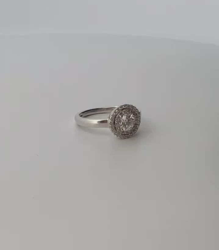 Comprar sortija en oro blanco de 18kt con rosetón de diamantes alrededor de un diamante más grande. Joyería Ian'Or. Joyas acondicionadas. Envío GRATIS.
