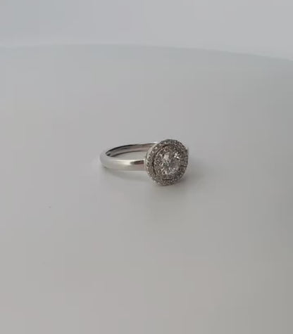 Comprar sortija en oro blanco de 18kt con rosetón de diamantes alrededor de un diamante más grande. Joyería Ian'Or. Joyas acondicionadas. Envío GRATIS.
