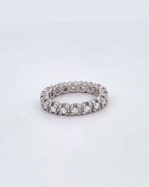Comprar alianza entera realizada en oro blanco de 18kt con carril de diamantes talla brillante. Anillos de segunda mano. Joyería Ian'Or. Envío GRATIS. Ian'Or.

