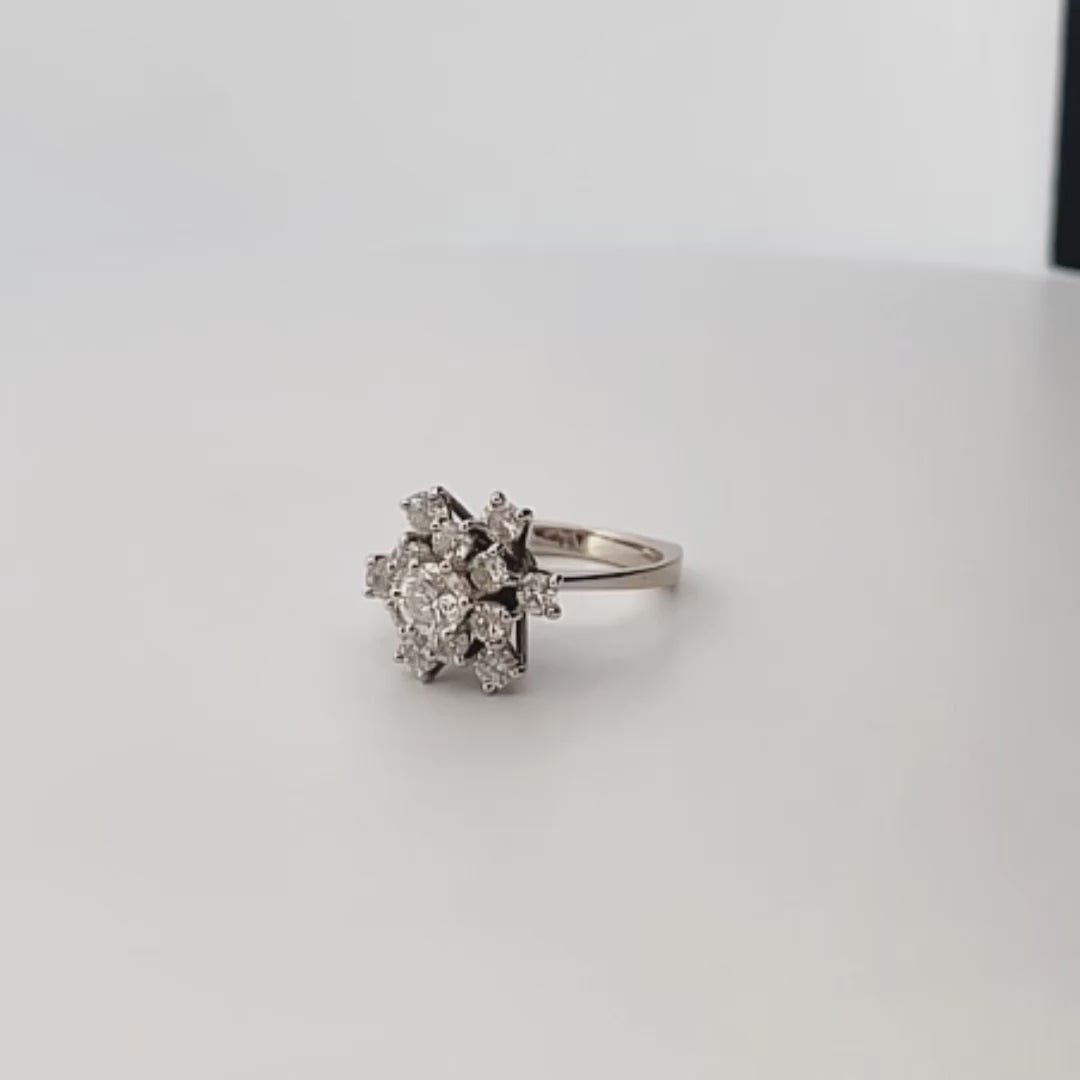 Comprar Sortija realizada en oro blanco de 18kt con rosetón de diamantes alrededor de un diamante central más grande engastado en grapas. Joyas con diamantes.