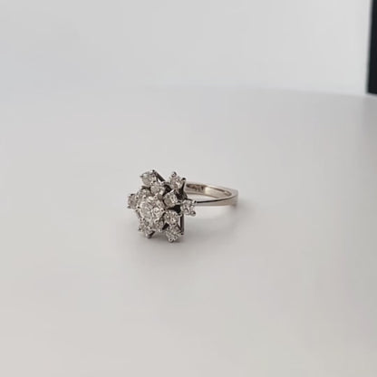 Comprar Sortija realizada en oro blanco de 18kt con rosetón de diamantes alrededor de un diamante central más grande engastado en grapas. Joyas con diamantes.