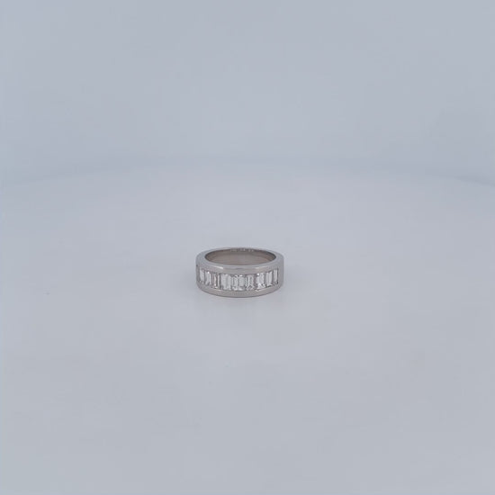 Comprar media alianza de oro blanco de 18kt con carril de 10 diamantes talla baguette. Joyas con diamantes al mejor precio. Joyería Ian'Or. Envío gratis.