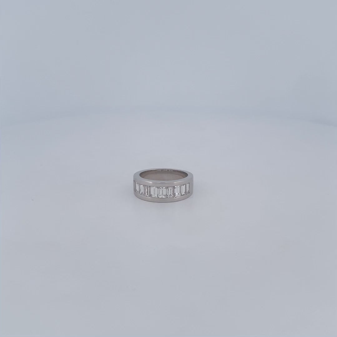 Comprar media alianza de oro blanco de 18kt con carril de 10 diamantes talla baguette. Joyas con diamantes al mejor precio. Joyería Ian'Or. Envío gratis.