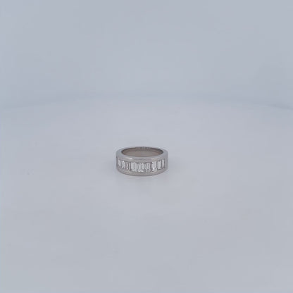 Comprar media alianza de oro blanco de 18kt con carril de 10 diamantes talla baguette. Joyas con diamantes al mejor precio. Joyería Ian'Or. Envío gratis.