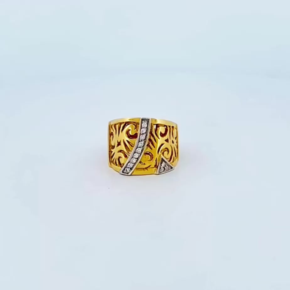 Sortija de oro blanco y amarillo de 18kt de estilo calado con carril de diamantes talla brillante. Joyas baratas en Barcelona. Joyas restauradas. Envío gratis.