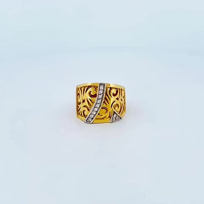 Sortija de oro blanco y amarillo de 18kt de estilo calado con carril de diamantes talla brillante. Joyas baratas en Barcelona. Joyas restauradas. Envío gratis.