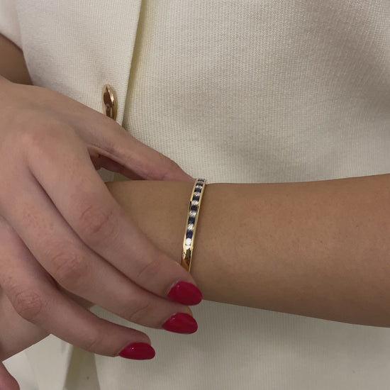 Pulsera esclava de Oro amarillo de 18kt con zafiros y diamantes. Esta preciosa pulsera rígida dispone de cierre de cajón. Joyas de segunda mano en Barcelona, compro oro y joyas al mejor precio. Joyería Compro Oro Barcelona, el mejor precio por tu oro y por joyas de segunda mano.