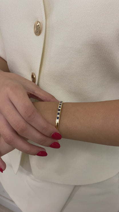 Pulsera esclava de Oro amarillo de 18kt con zafiros y diamantes. Esta preciosa pulsera rígida dispone de cierre de cajón. Joyas de segunda mano en Barcelona, compro oro y joyas al mejor precio. Joyería Compro Oro Barcelona, el mejor precio por tu oro y por joyas de segunda mano.