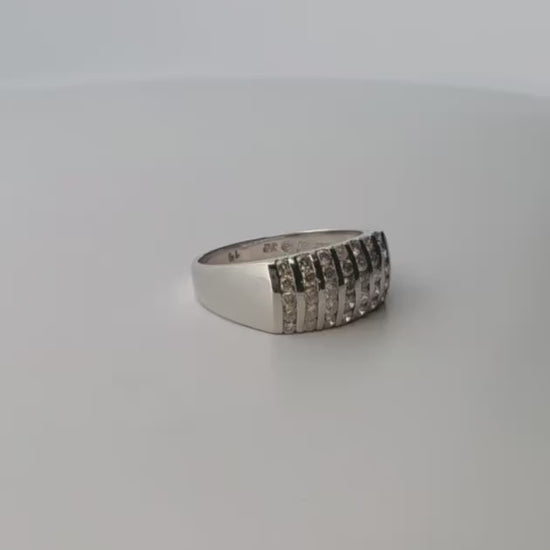 Comprar anillo realizado en oro blanco de 18kt con carriles y 35 diamantes talla brillante. Anillos de oro baratos en Barcelona. Envío gratis. Joyas diamantes.