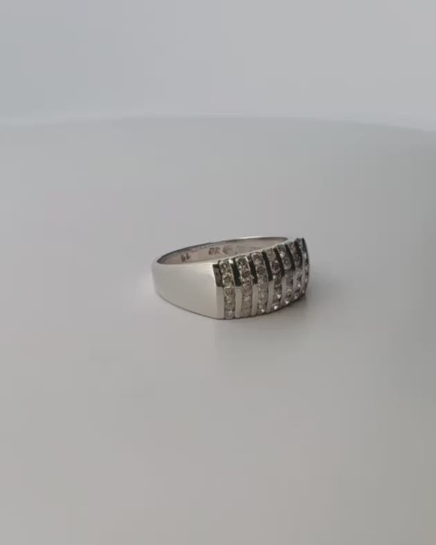 Comprar anillo realizado en oro blanco de 18kt con carriles y 35 diamantes talla brillante. Anillos de oro baratos en Barcelona. Envío gratis. Joyas diamantes.