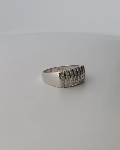 Comprar anillo realizado en oro blanco de 18kt con carriles y 35 diamantes talla brillante. Anillos de oro baratos en Barcelona. Envío gratis. Joyas diamantes.