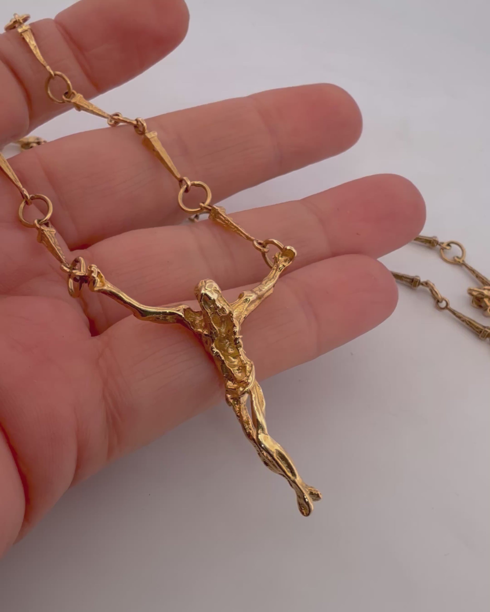 Comprar collar cadena Cristo de Dalí realizada en oro amarillo de 18kt y cierre desplegable.Regalo ideal para persona católica. Joyería Ian'Or.