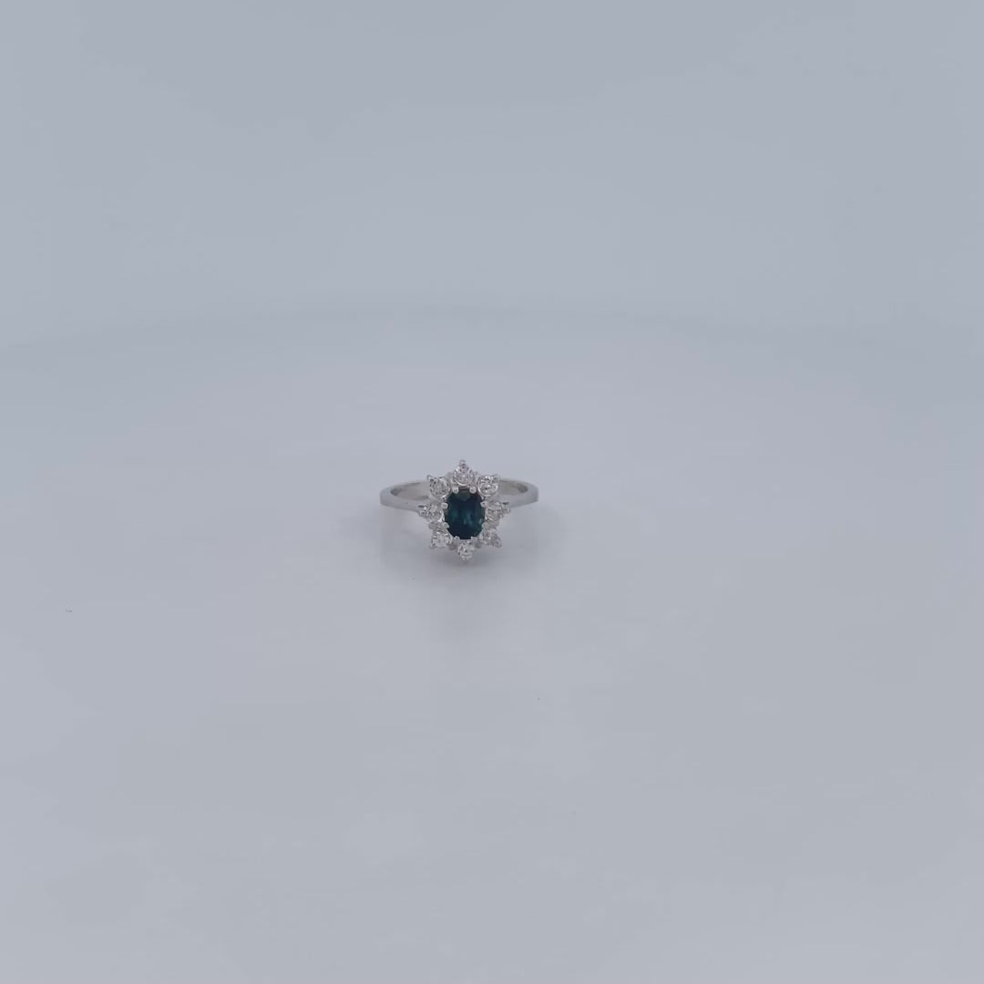 Comprar sortija realizada en oro blanco de 18kt con rosetón de diamantes alrededor de un zafiro central engastado en 8 grapas. Joyas diamantes. Joyería Ian'Or.
