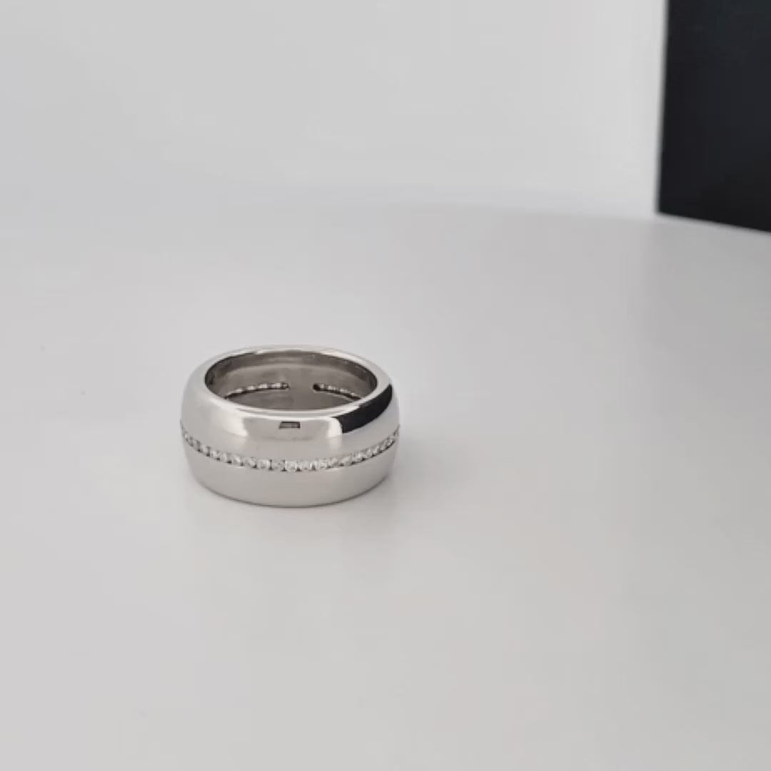 Comprar anillo ancho de oro blanco de 18kt con carril de brillantes en la parte central del anillo. Venta de anillos con diamantes de la mejor calidad al mejor precio.