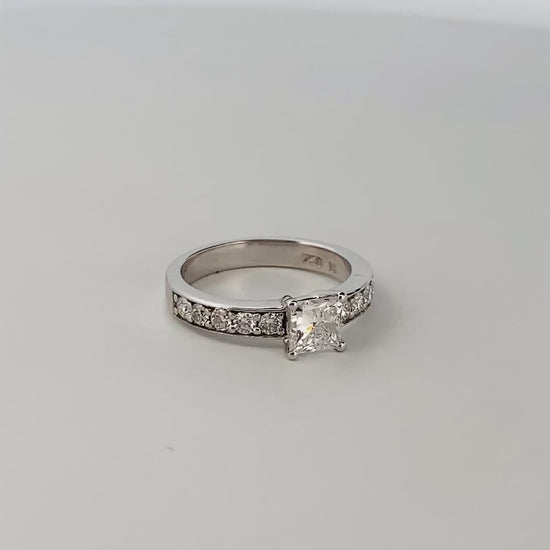 Solitario talla princesa realizado en oro blanco de 18kt y carril de 5 diamantes en cada brazo. Anillos de compromiso al mejor precio. Envío gratis. Joyería Ian'Or Barcelona