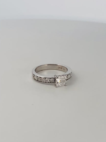 Solitario talla princesa realizado en oro blanco de 18kt y carril de 5 diamantes en cada brazo. Anillos de compromiso al mejor precio. Envío gratis. Joyería Ian'Or Barcelona
