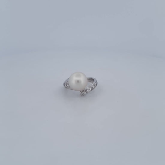 Comprar sortija abierta de oro blanco de 18kt con diamantes talla brillante y perla. Joyería compro oro en Barcelona. Joyas con diamantes baratas. Ian'Or.