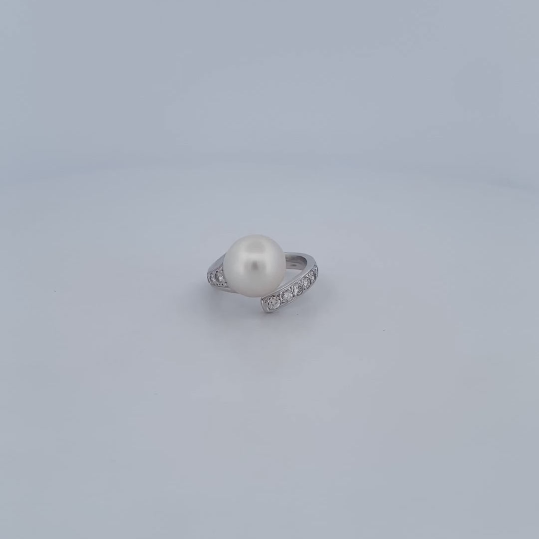Comprar sortija abierta de oro blanco de 18kt con diamantes talla brillante y perla. Joyería compro oro en Barcelona. Joyas con diamantes baratas. Ian'Or.