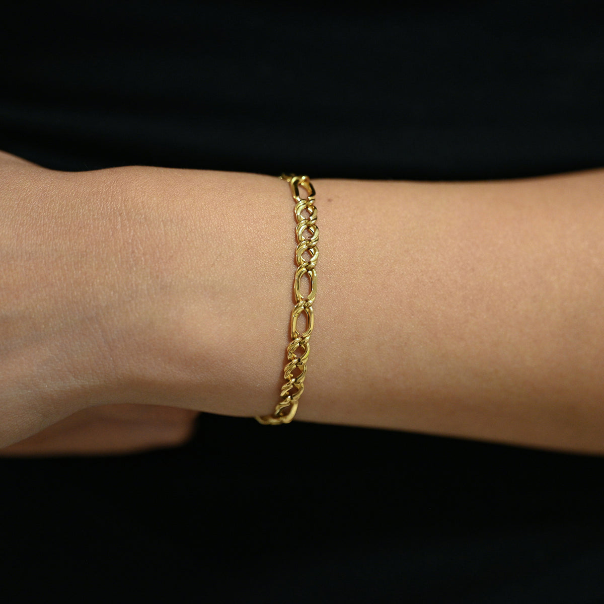 Comprar pulsera oro amarillo de 18kt con cadena alterna barbada. La cadena mide 8,3cm y dispone de cierre con cadena de seguridad. Envio gratuito.
