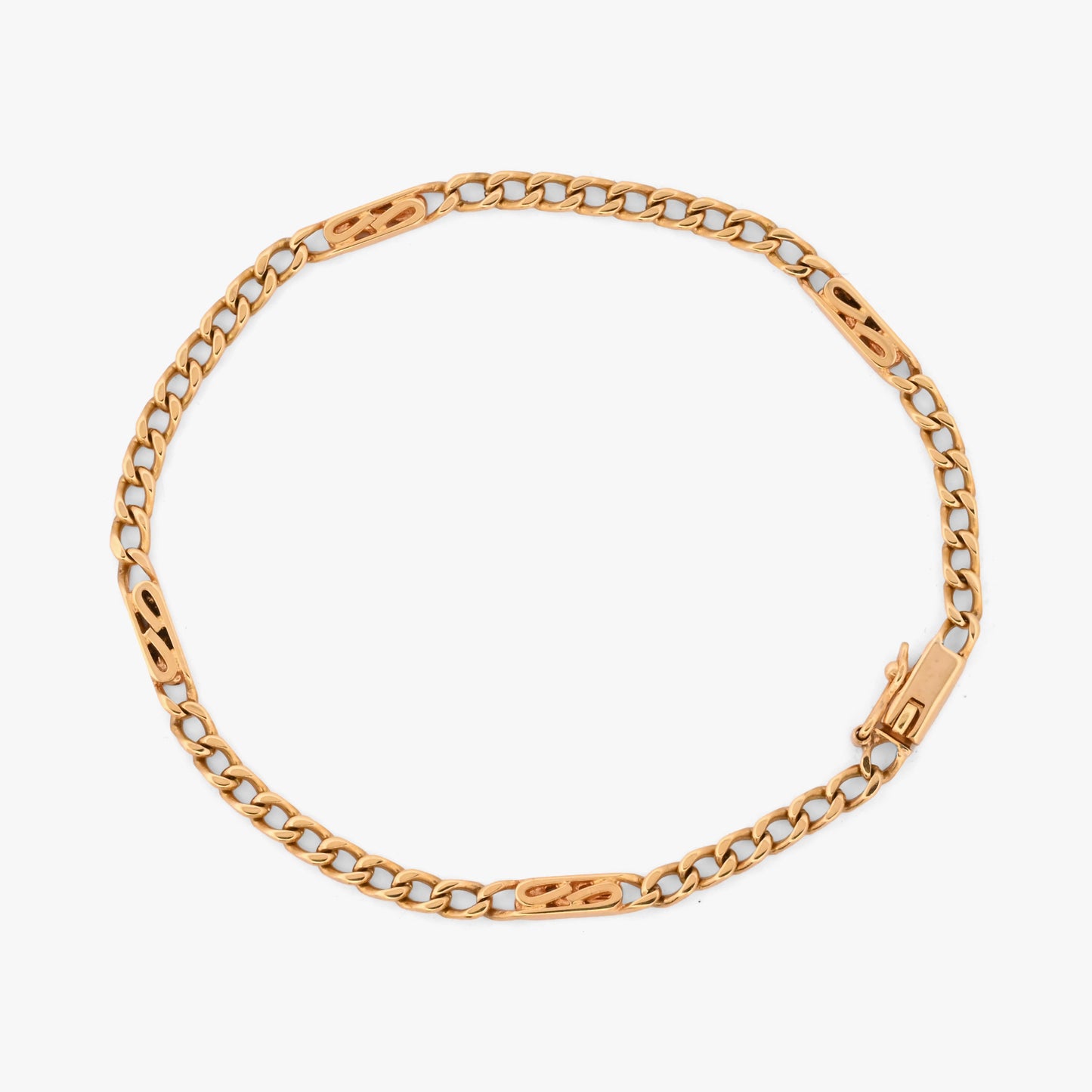 Compra Pulsera de eslabones combinados de oro amarillo de 18Kt y cierre tipo mosquetón. Con un diseño que destaca por su estructura geométrica intermitente, que combina tramos de eslabón tradicional con placas alargadas caladas, ofreciendo una pieza ligera, resistente y de estética equilibrada.