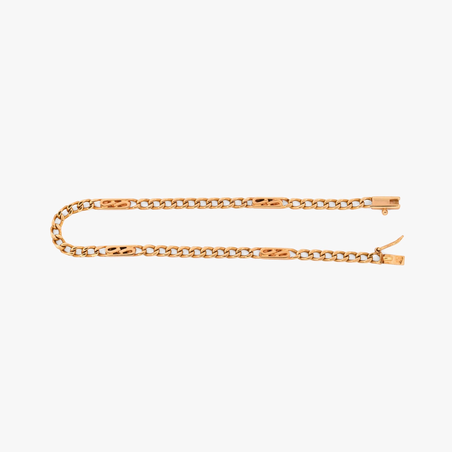 Compra Pulsera de eslabones combinados de oro amarillo de 18Kt y cierre tipo mosquetón. Con un diseño que destaca por su estructura geométrica intermitente, que combina tramos de eslabón tradicional con placas alargadas caladas, ofreciendo una pieza ligera, resistente y de estética equilibrada.