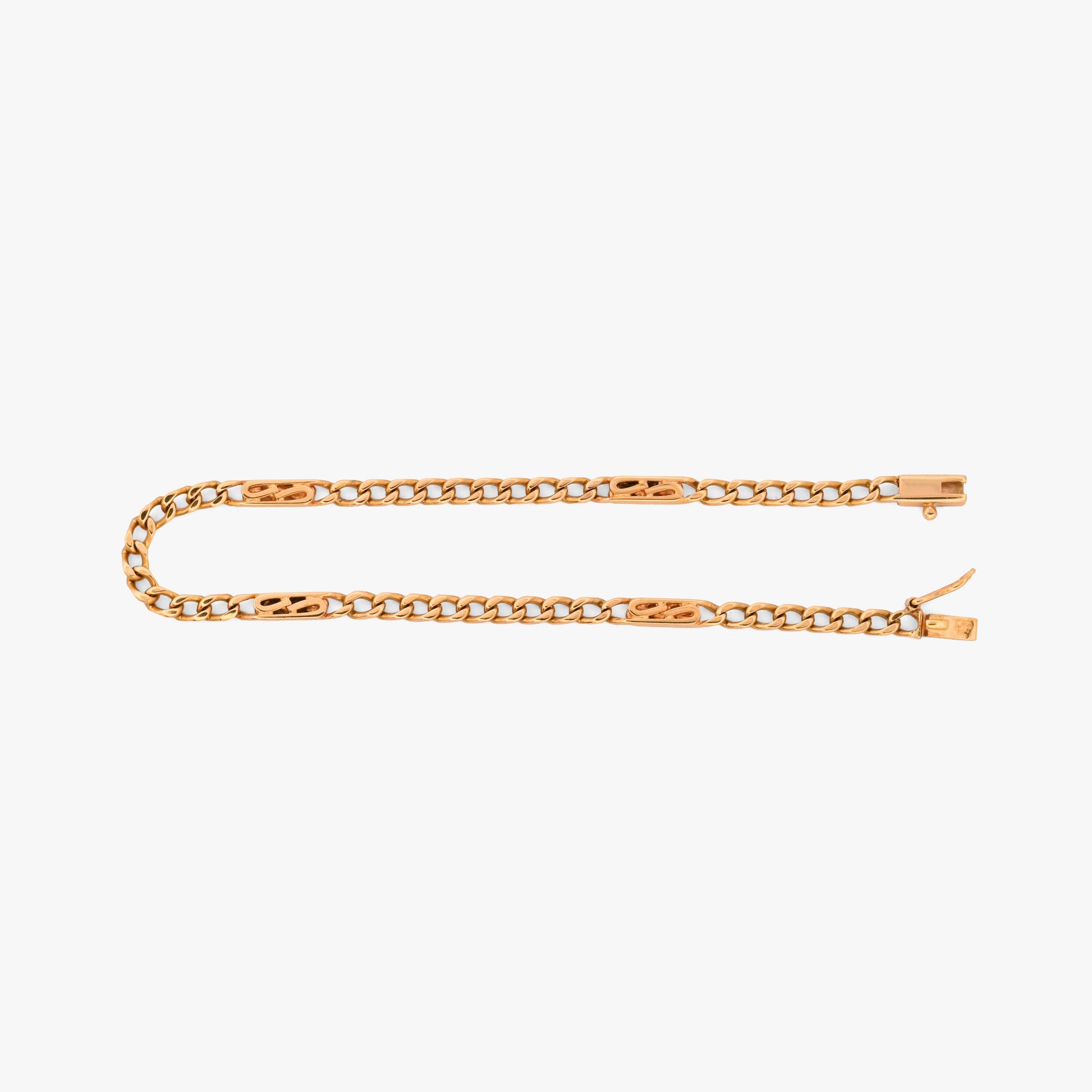 Compra Pulsera de eslabones combinados de oro amarillo de 18Kt y cierre tipo mosquetón. Con un diseño que destaca por su estructura geométrica intermitente, que combina tramos de eslabón tradicional con placas alargadas caladas, ofreciendo una pieza ligera, resistente y de estética equilibrada.
