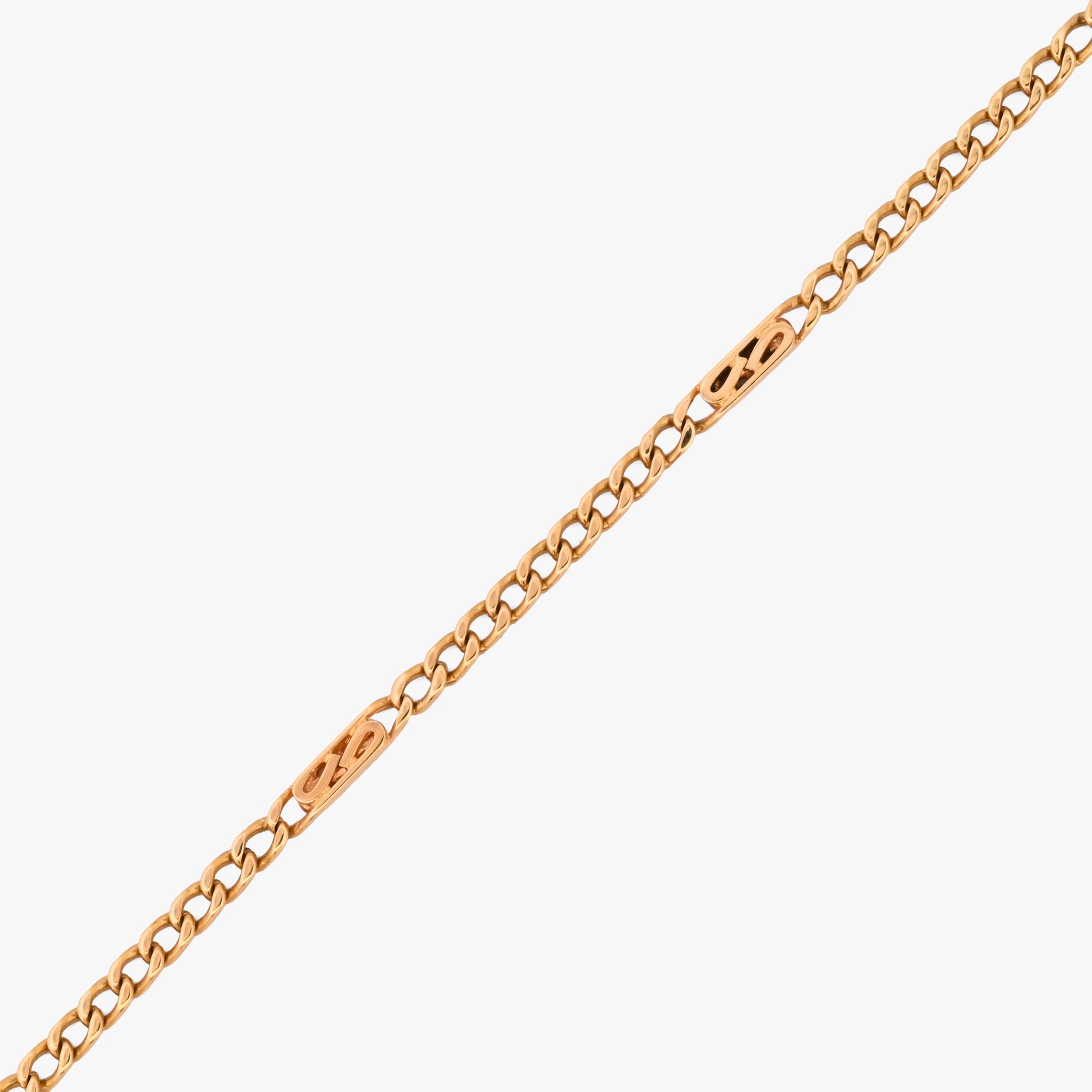 Compra Pulsera de eslabones combinados de oro amarillo de 18Kt y cierre tipo mosquetón. Con un diseño que destaca por su estructura geométrica intermitente, que combina tramos de eslabón tradicional con placas alargadas caladas, ofreciendo una pieza ligera, resistente y de estética equilibrada.