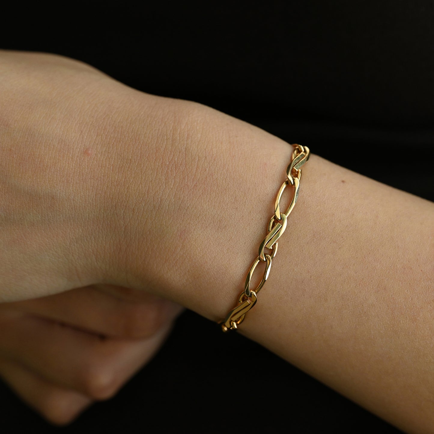 Comprar pulsera oro amarillo y blanco 18Kt con placa biselada. Joya ligera, resistente y equilibrada que aporta gran sofisticación. Pieza certificada y envío gratuito