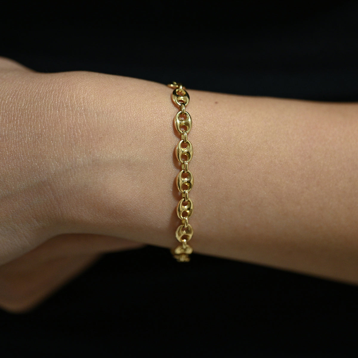 Comprar pulsera de oro de 18kt con cadena tipo calabrote de 5,99mm de grosor y 20,3cm de largo. Esta pulsera dispone de cierre tipo mosquetón.