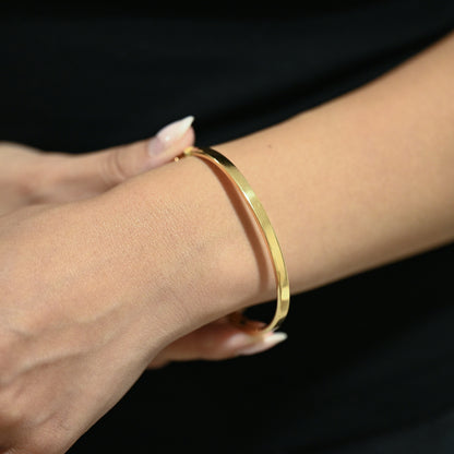 Comprar pulsera rígida tipo caña en oro amarillo de 18kt con cierre de seguridad. Joyería Ian'Or. Envío GRATIS y pieza certificada.