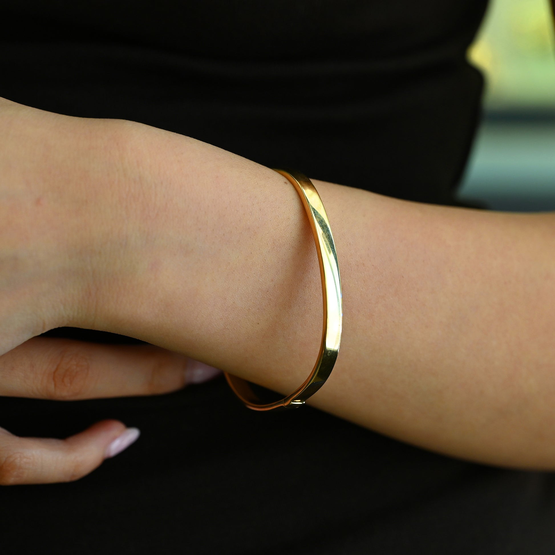 Comprar pulsera esclava oro amarillo 18K ovalada. Joya minimalista y resistente que aporta un estilo limpio y sofisticado. Pieza certificada y envío gratis