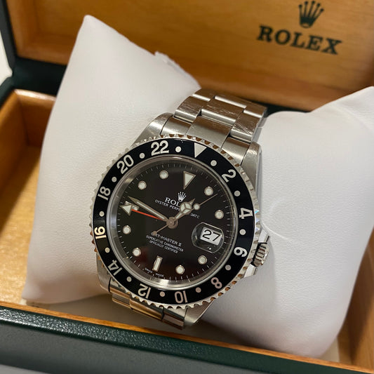 Reloj Rolex modelo GMT Mastesr II Negro de 40mm con esfera y bisel negro, correa tipo Oyster.

Marca: Rolex
Modelo:&nbsp; GMT Master II Negro
Referencia: 16710
Caja: 40 mm, acero&nbsp;
Movimiento: Automático
Pulsera: Acero, Rolex Oyster
Cristal: Zafiro
Esfera: negra bisel: negro