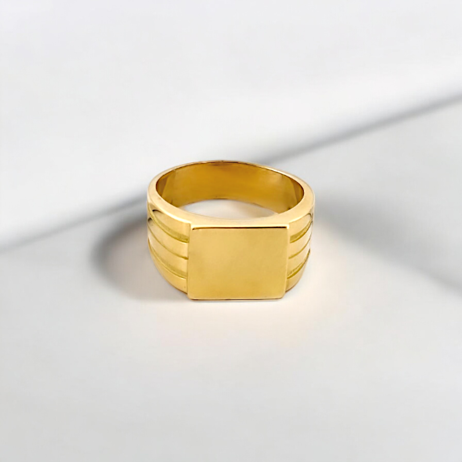 Anillo tipo sello de oro amarillo de 18kt. Joyas para hombre de oro  baratas ,joyas de segunda mano restaudadas, Joyeria Ian'OR donde comprar y vender oro al mejor precio
