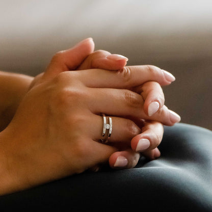 Solitario realizado en oro blanco de 18kt con diamante talla brillante engastado en los 2 brazos. Un anillo que destaca por su sencillez y comodidad. Compro Oro  y venta de joyas restauradas, dónde comprar y vende oro y joyas al mejor precio en Barcelona. Anillos de compromiso baratos en Barcelona.