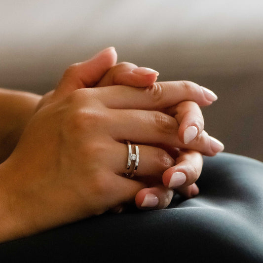 Solitario realizado en oro blanco de 18kt con diamante talla brillante engastado en los 2 brazos. Un anillo que destaca por su sencillez y comodidad. Compro Oro  y venta de joyas restauradas, dónde comprar y vende oro y joyas al mejor precio en Barcelona. Anillos de compromiso baratos en Barcelona.