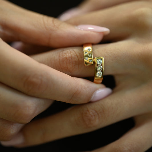 Comprar sofisticada alianza de oro amarillo de 18k de diseño de líneas cruzadas que se entrelazan con elegancia, Certificado por Joyería Ian'OR, envío gratuito