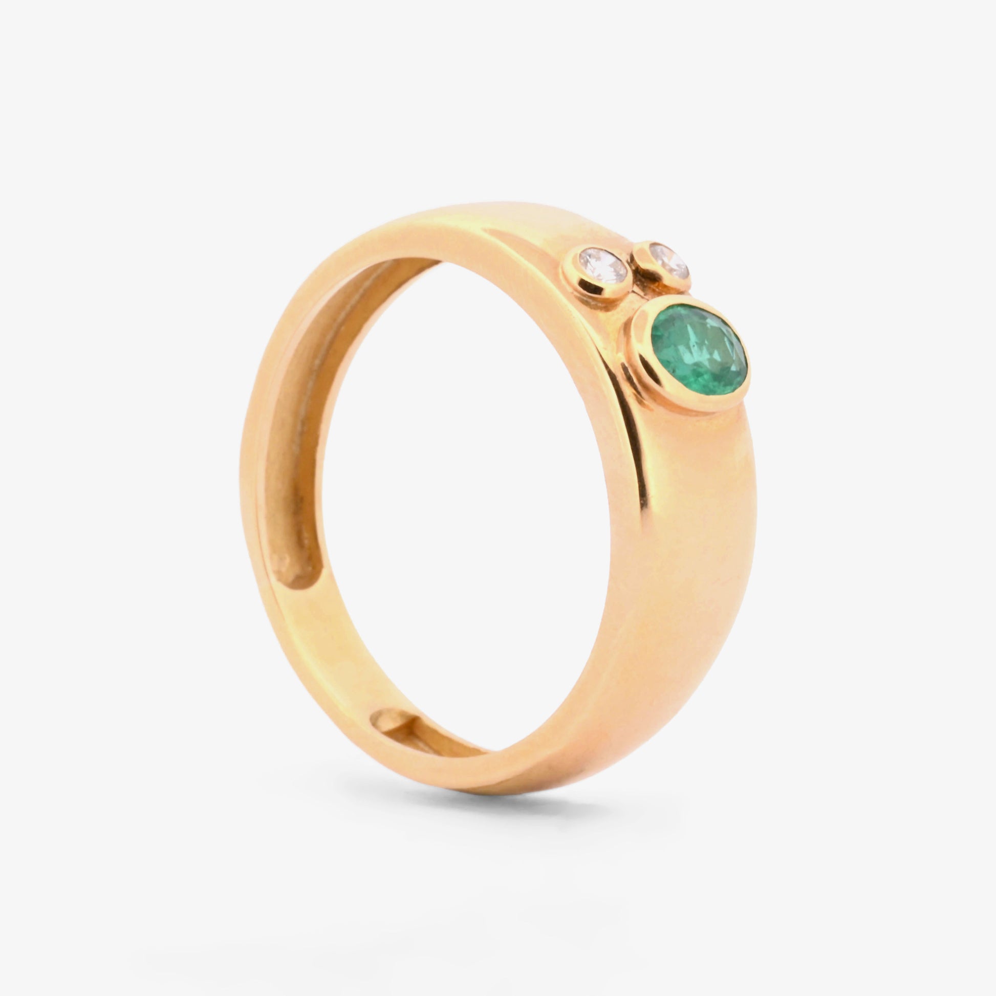 Comprar sortija realizada en oro amarillo de 18k con dos diamantes y una esmeralda en talla oval engarzada en bisel. oro al mejor precio. Envío gratuito
