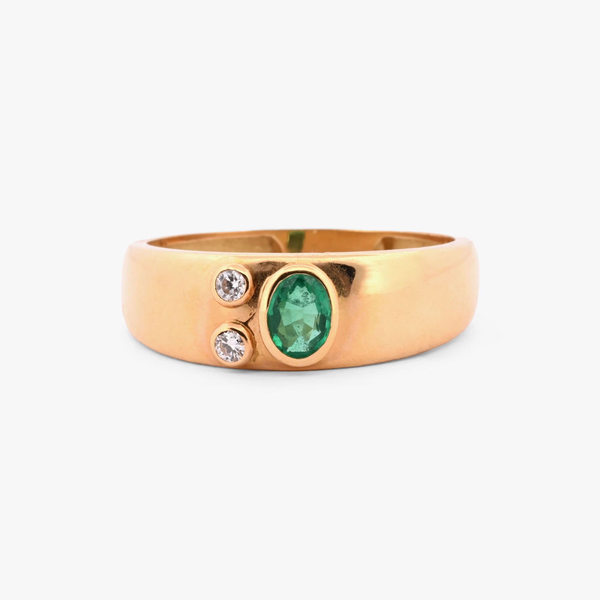 Comprar sortija realizada en oro amarillo de 18k con dos diamantes y una esmeralda en talla oval engarzada en bisel. oro al mejor precio. Envío gratuito