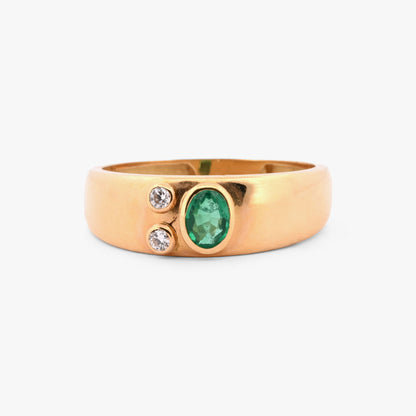 Comprar sortija realizada en oro amarillo de 18k con dos diamantes y una esmeralda en talla oval engarzada en bisel. oro al mejor precio. Envío gratuito